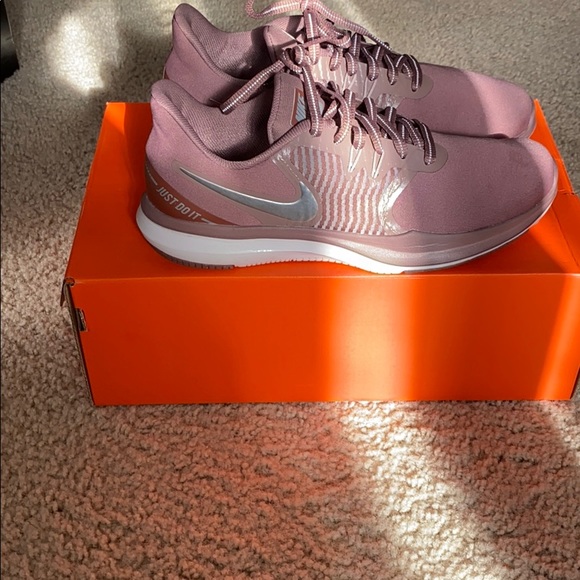 Women’s Nike - Picture 3 of 10